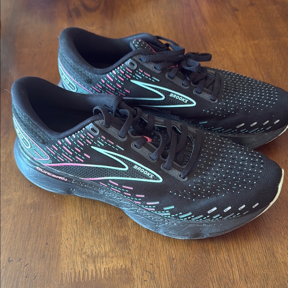 Brooks Glycerin 20 running shoes, almost new. Womens size 9